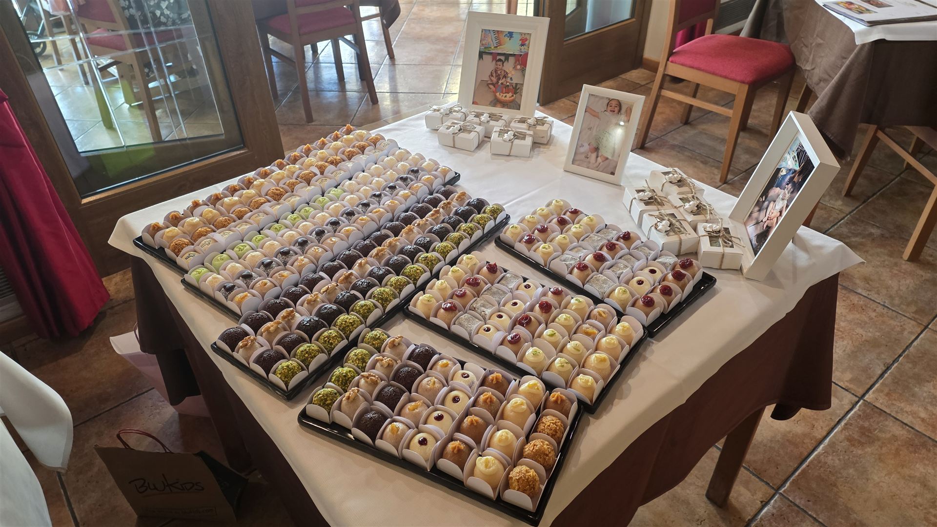 Una tavola di festa allestita con vassoi di brigadeiros assortiti